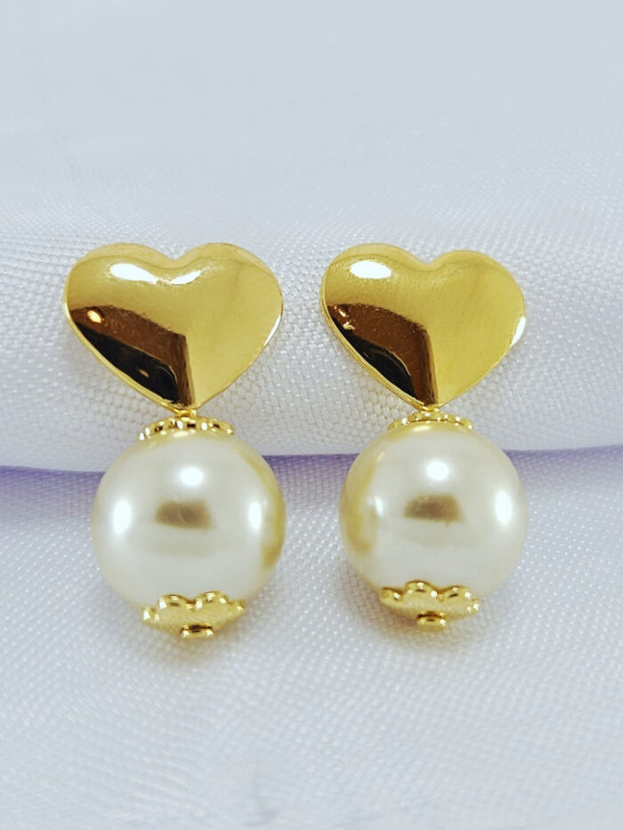 Brinco base coração com pérola pêndulo