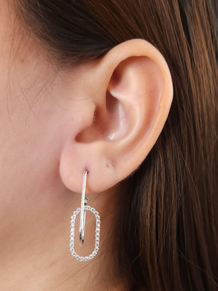 Brinco base prateada com elo vazado cravejado