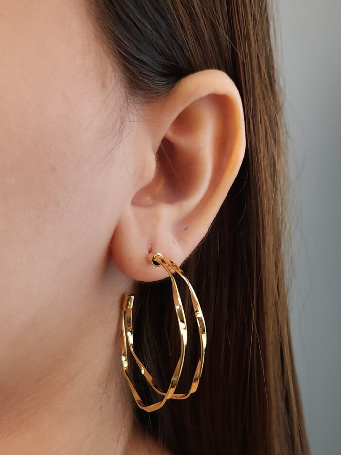 Brinco argola fio duplo ondulado