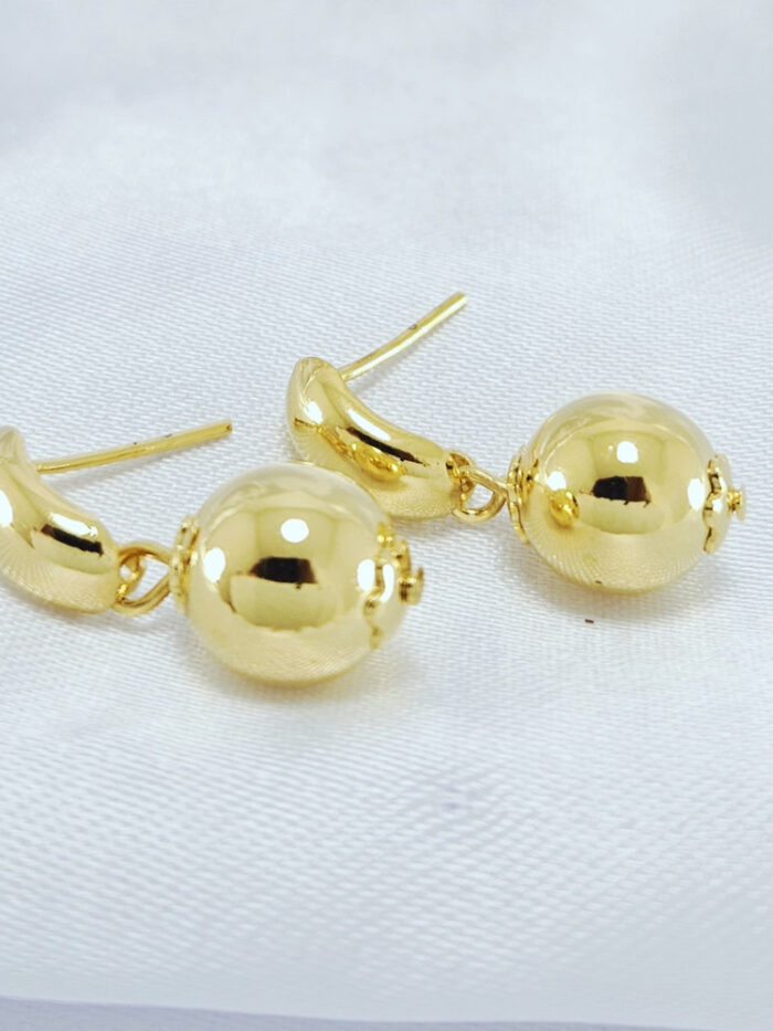 Brinco base lisa dourado bola pêndulo