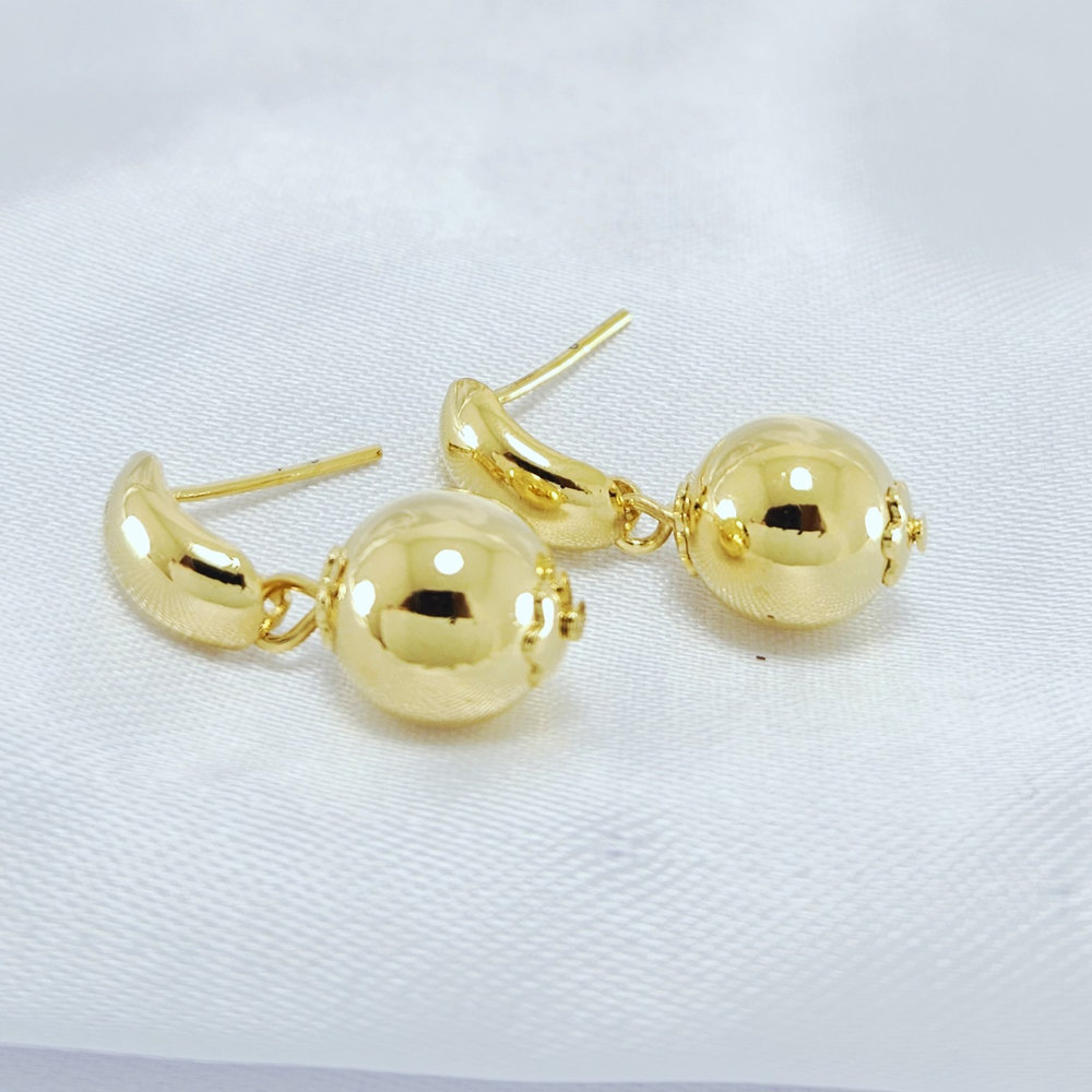Brinco base lisa dourado bola pêndulo