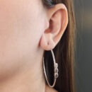 Argola aberta detalhe pedras cristal