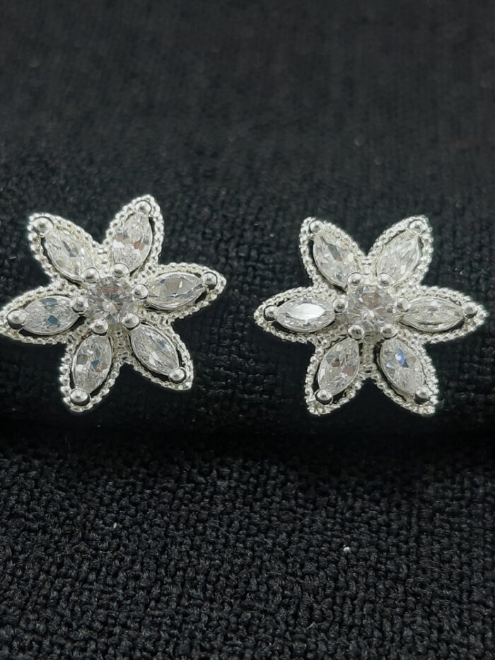 Brinco flor cristais borda detalhada