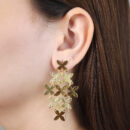 Brinco elos formato de flores liso e fosco