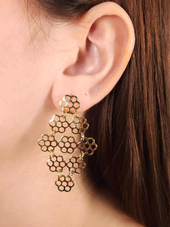 Brinco elos flores vazado dourado