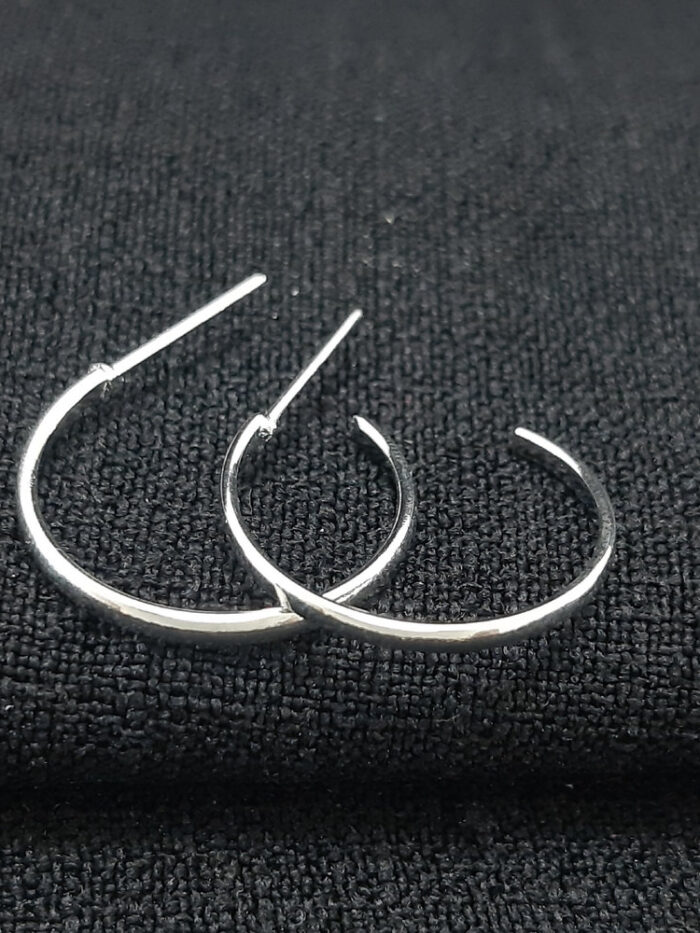 Argola fio liso aberta prateada