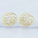 Brinco flor vazada com pérolas