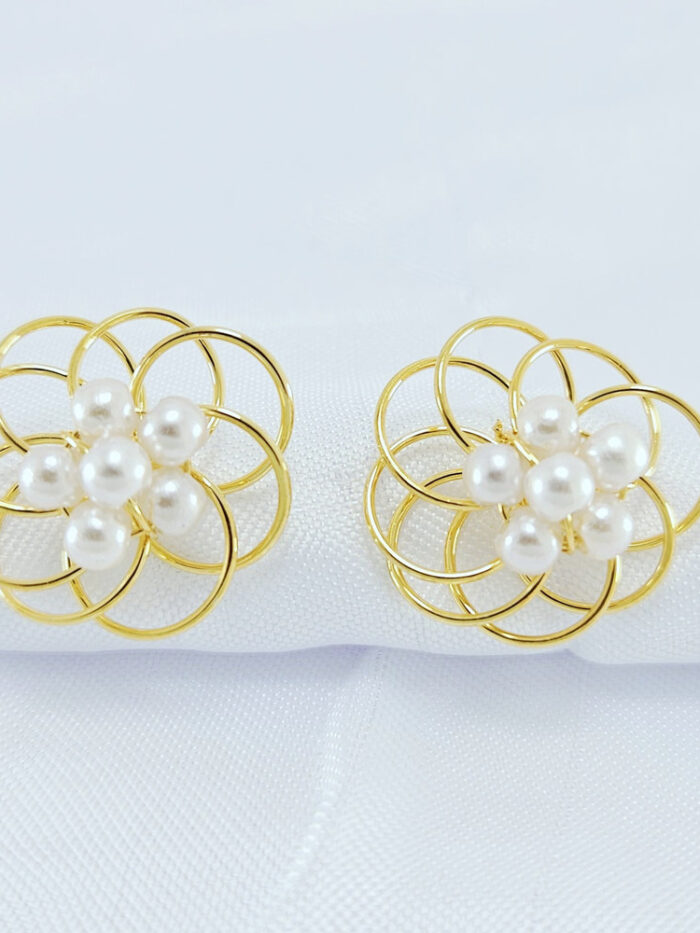 Brinco flor vazada com pérolas