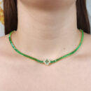 Gargantilha chocker trevo verde detalhe em zircônia ao redor
