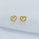 Brinco infantil coração vazado detalhado