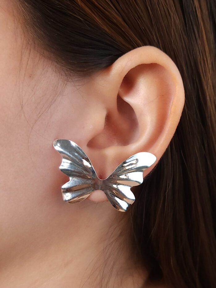 Brinco borboleta chapeada