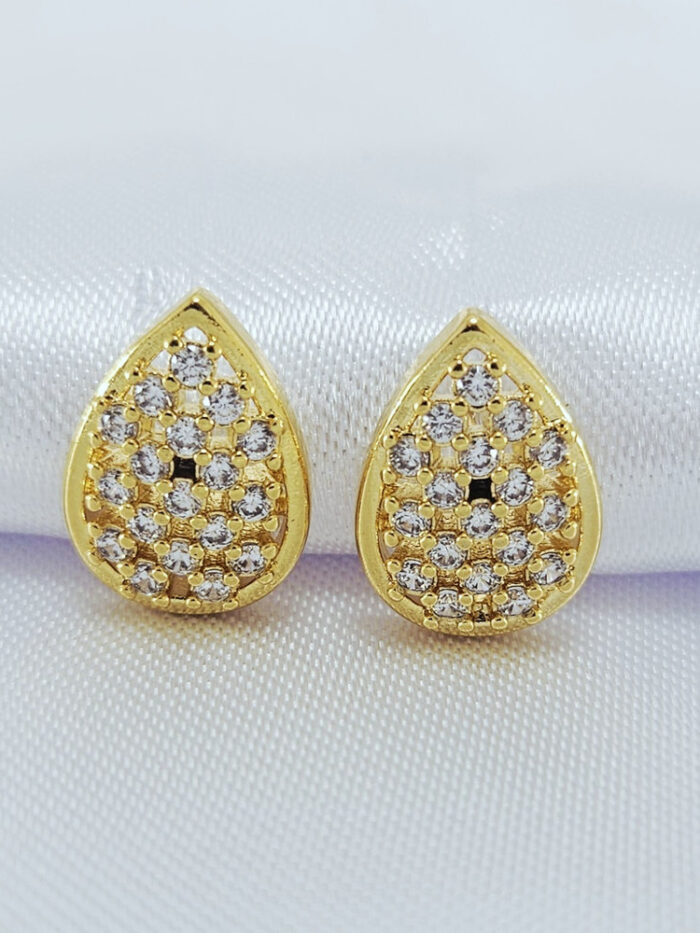 Brinco gota cravejada vazado