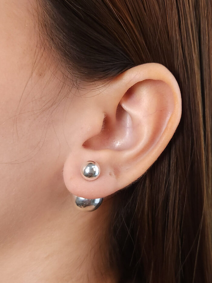 Brinco duo bolas prateadas