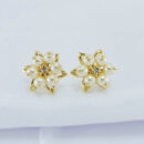 Brinco pérolas com detalhe flor