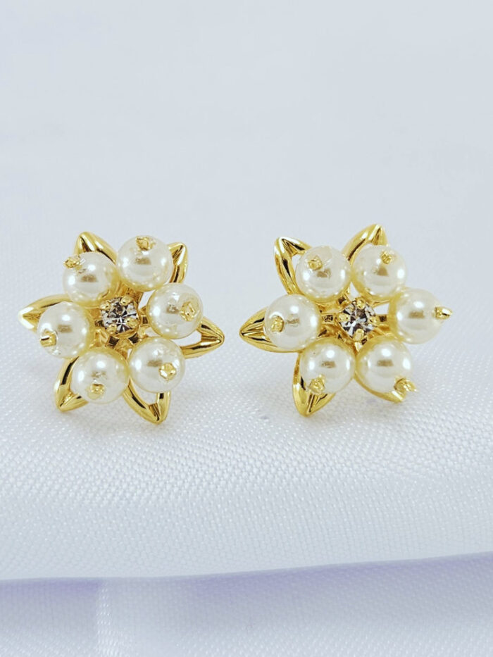 Brinco pérolas com detalhe flor