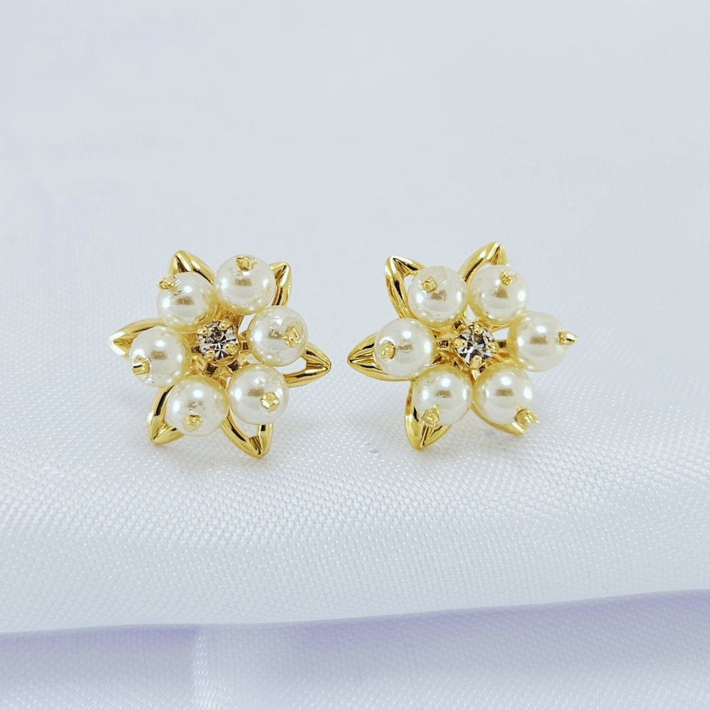 Brinco pérolas com detalhe flor