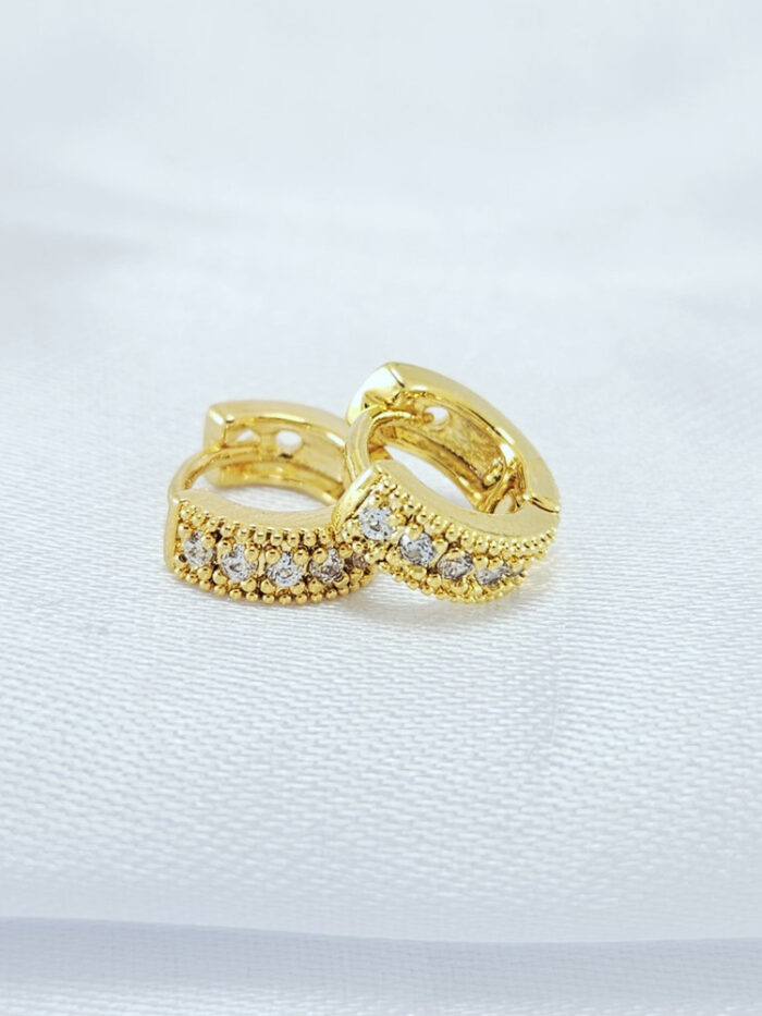 Argola cravejada com cristais fechado