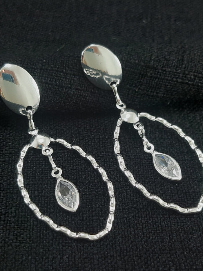 Brinco oval ondulado vazado pêndulo ponto de luz