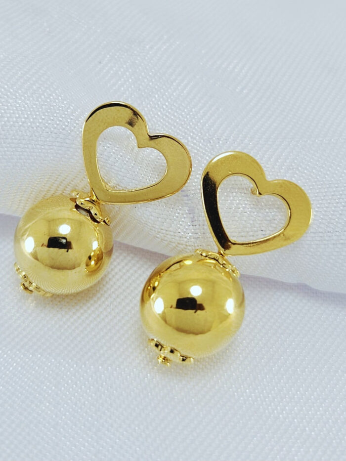 Brinco base coração vazado pêndulo bola dourada