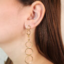 Brinco círculos vazado dourado