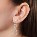 Brinco base pedra cristal com infinito cravejado