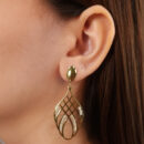 Brinco fios liso vazado com cravejado