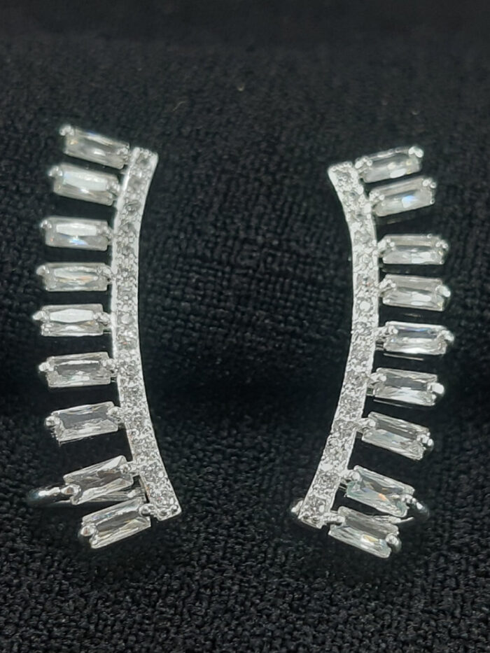 Brinco ear cuff com pedras baguete cristal e fio cravejado