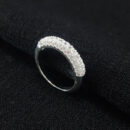 Anel cravejado detalhado