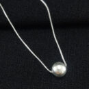 Gargantilha esfera prateada