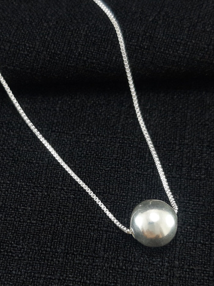 Gargantilha esfera prateada