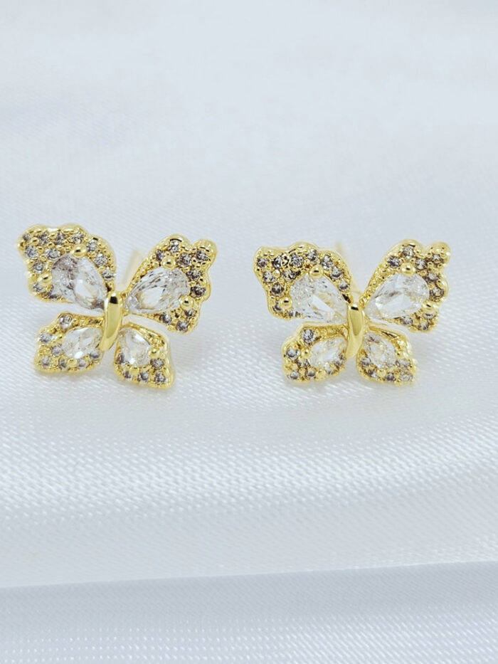 Brinco borboleta com cristais cravejado