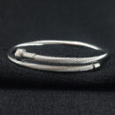 Bracelete prego detalhado