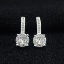 Brinco base cravejada com ponto de luz