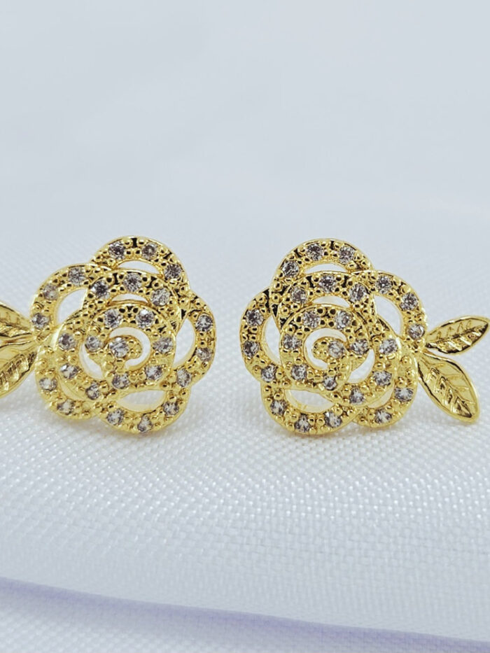 Brinco flor vazado com zircônia