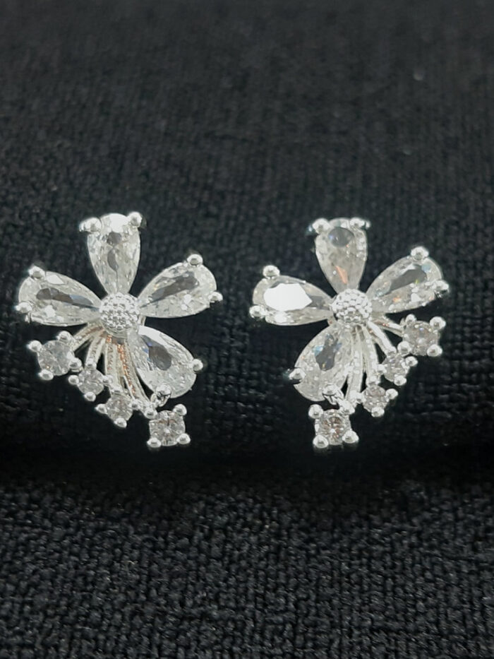 Brinco flor detalhe pedra cristal