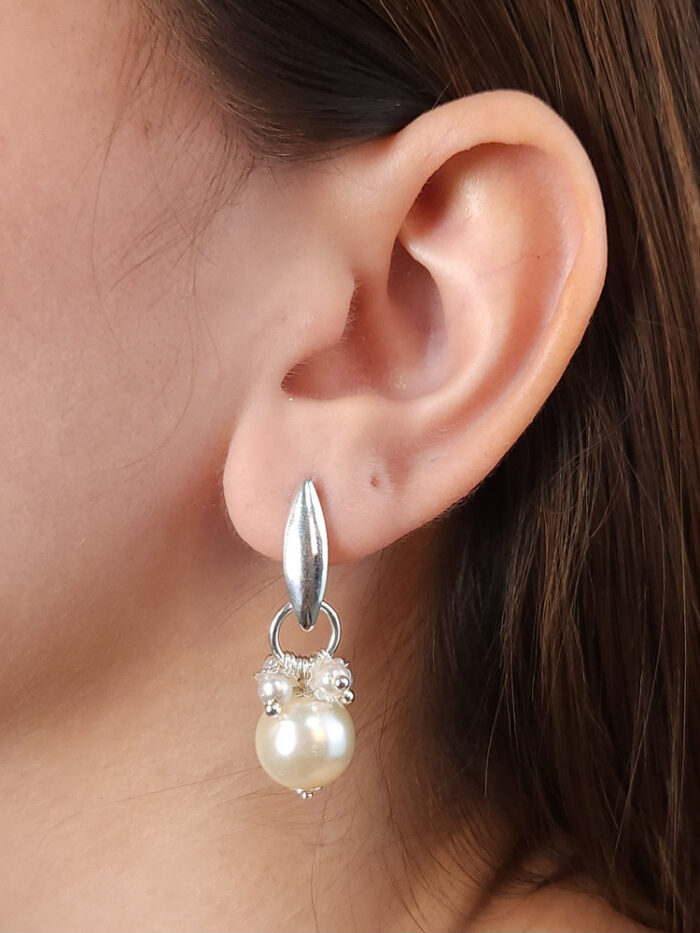 Brinco base navete prateada com pérolas pêndulo