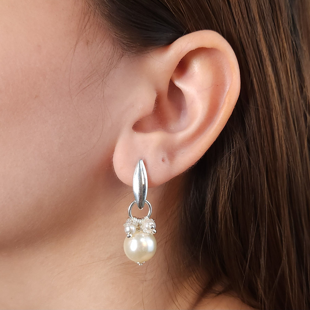 Brinco base navete prateada com pérolas pêndulo