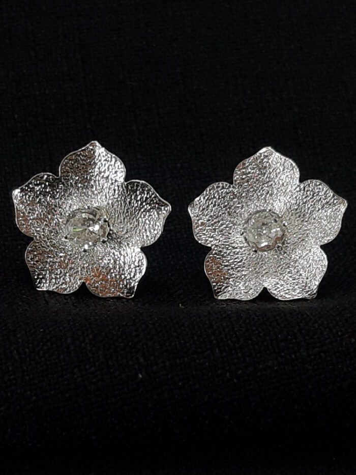 Brinco flor detalhada com ponto de luz