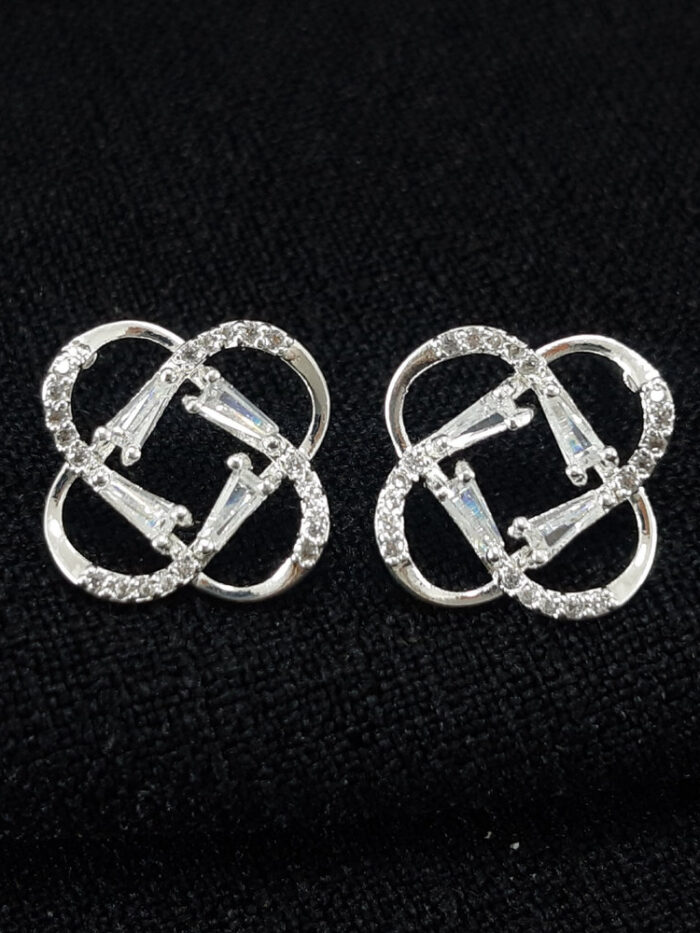 Brinco entrelaçados com pedras cristal