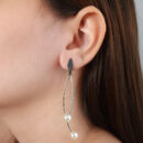 Brinco longo curvado com pérola