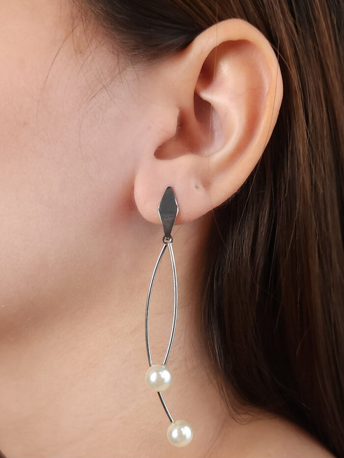 Brinco longo curvado com pérola