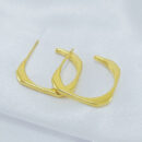 Brinco estilo argola quadrada com fio detalhado