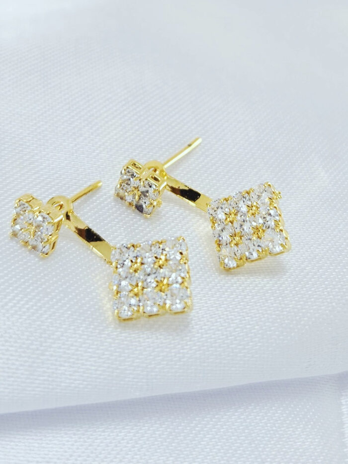 Brinco fio curvado quadrado cravejado