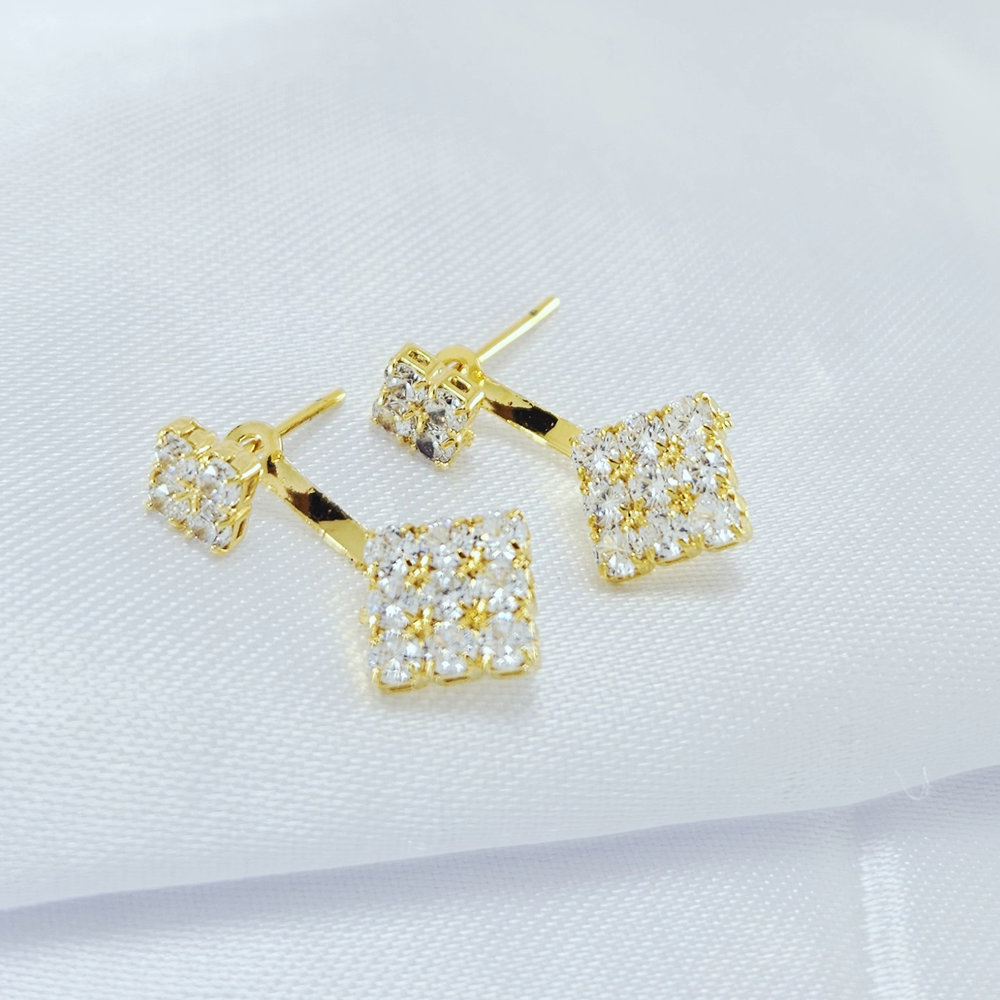 Brinco fio curvado quadrado cravejado