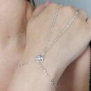 Pulseira de mão com borbolerta borda detalhada