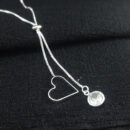 Gravatinha regulável com coração vazado e ponto de luz