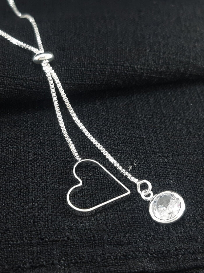 Gravatinha regulável com coração vazado e ponto de luz