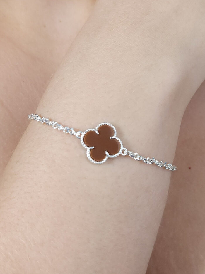 Pulseira elos entrelaçados com trevo marrom
