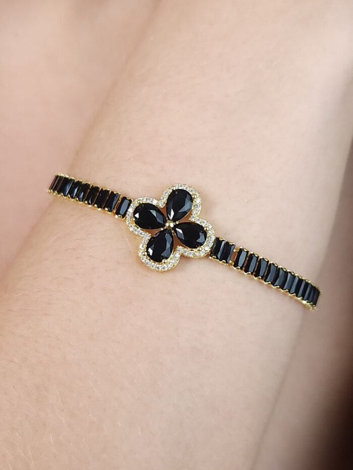 Pulseira trevo com pedras baguete pretas