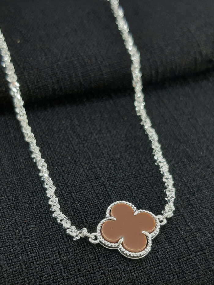 Gargantilha choker com trevo marrom